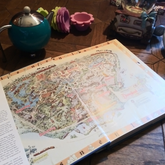 ❌❌SOLD❌❌ {Disney} Disneyland: Inside Story - Picture 4 of 8